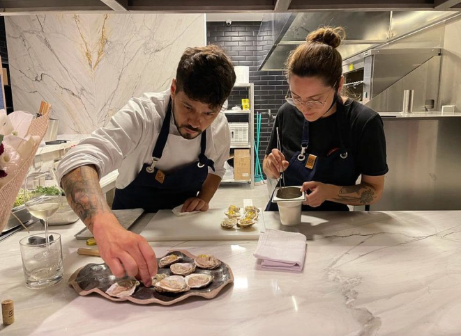 Lênin Palhano com a chef Julia Schwabe. Divulgação.