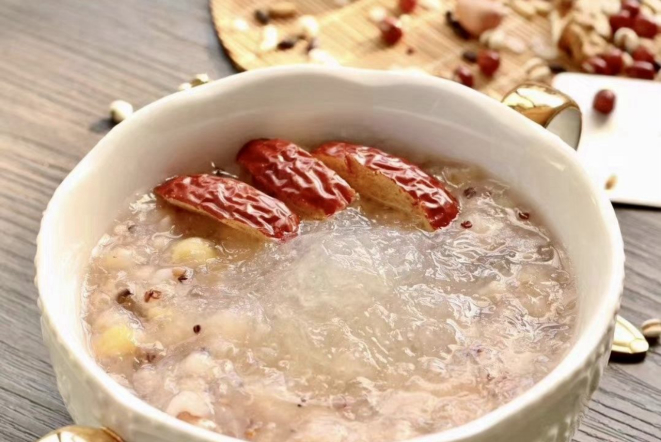 Comer mingau de Laba é uma tradição distinta e popular do Festival de Laba. A tradição budista equipara mingau com vida longa e boa sorte. 