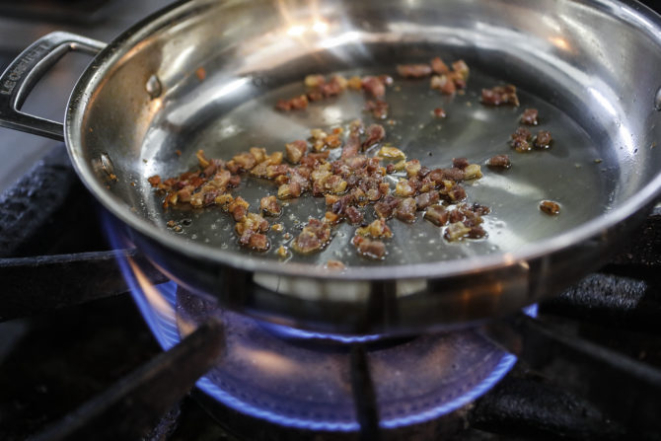 A panela quente desidrata a superfície do alimento e doura de forma mais rápida. Foto: Jonathan Campos/Gazeta do Povo.