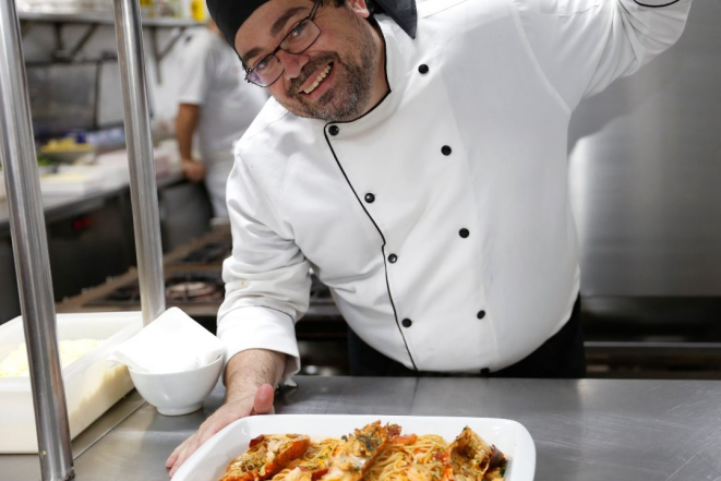 O chef Paulino da Costa comanda a cozinha do Pedra Lagosta. Foto: Dynamo Foto e Vídeo