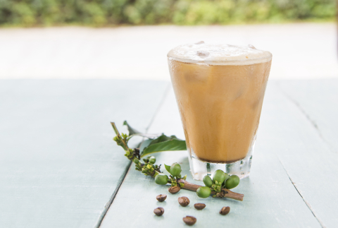 Aprenda a fazer cold brew, o café gelado preparado com infusão a frio