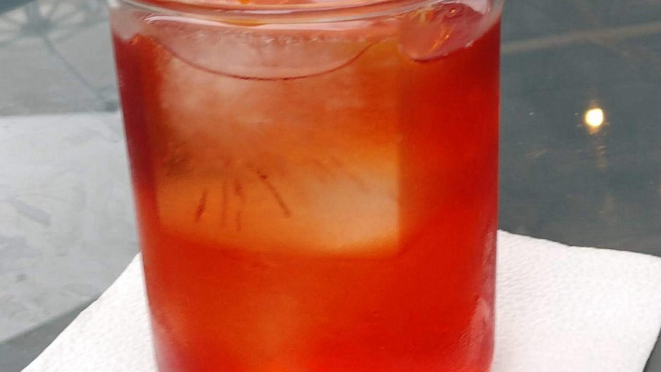 O Negroni da bartender Cissa Mariah, da BeerMad, é feito em copo com canela defumada. 