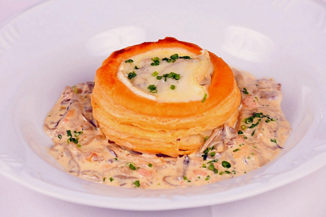 Como entrada, Vol-au-vent de mix de cogumelos ao molho cremoso e brie gratinado.