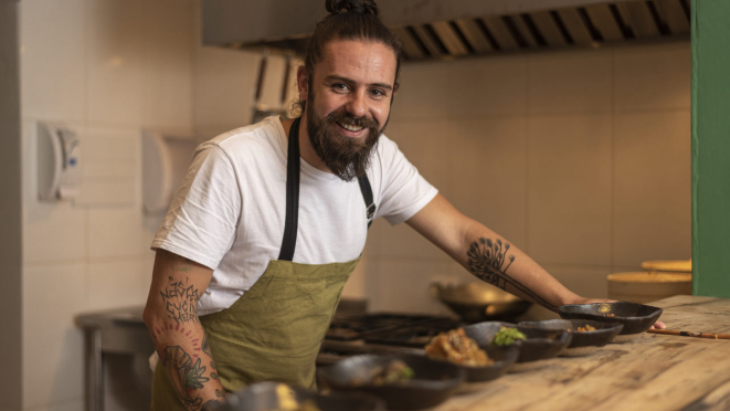 André Pionteke, na cozinha do Kitsune. (Foto: Fernando Zequinão)