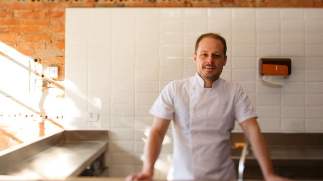 Eduardo Richard, na cozinha do Lemí. (Foto: Divulgação)