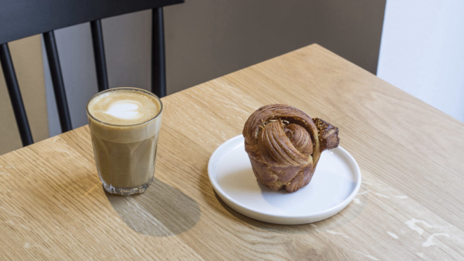 No café da manhã, croissant frescos e café de alta qualidade 