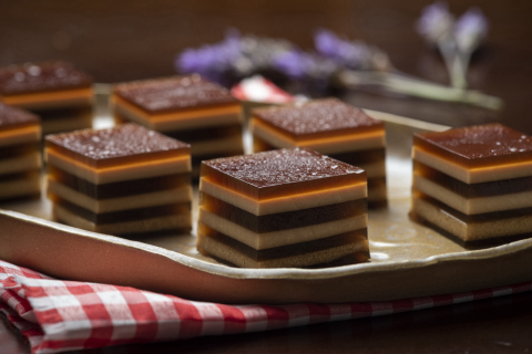 Uma linda gelatina listrada de café e coco. Fácil e rápida de fazer, para impressionar