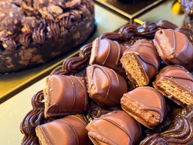 As casquinhas dos ovos são feitas de brownie e levam vários recheios. 