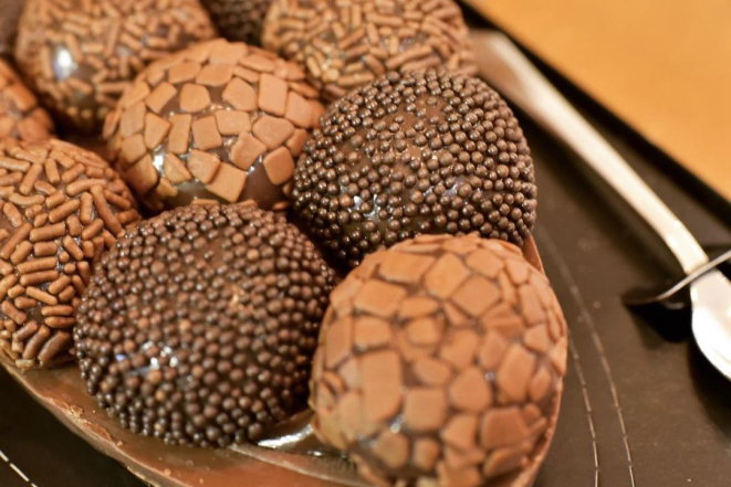 O bolo de cenoura com brigadeiro virou ovo de Páscoa.