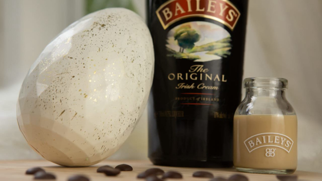 O ovo "adulto" Baileys tem ganache de irish cream Baileys.