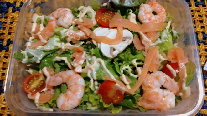 Salada gourmand, com camarões, salmão defumado, cogumelos e folhas - sugestão de entrada. 