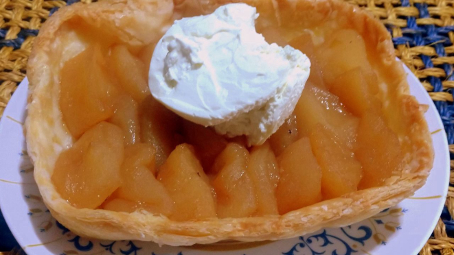 De sobremesa, Tarte aux pommes, torta de massa folhada, com maçã caramelizada e nata fresca.