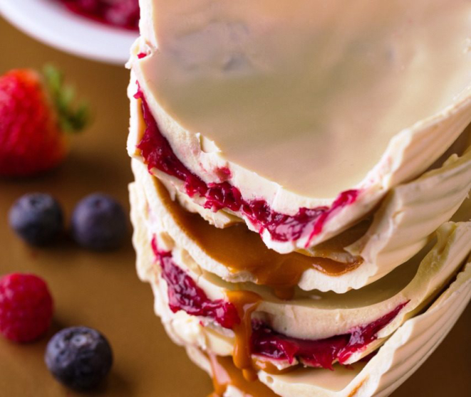 O ovo petit gâteau é de chocolate branco e leva frutas vermelhas e doce de leite. Foto: Guto Souza