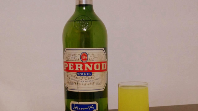 Uma medida de Pernod e quatro de água e gelo. Está feito um drinque de entrada. 