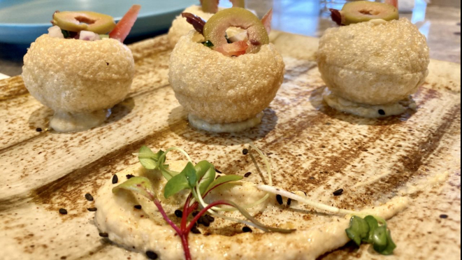 Bolinha de casquinha muito fina crocante, recheada com húmus, tomate, cebola e pimentão picadinhos, promoveu na bocada única um explosão de sabores inigualável. 