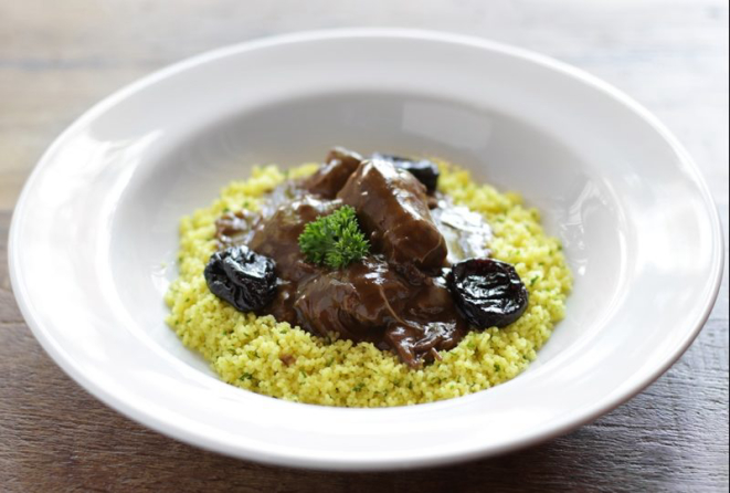 Tajine de Cordeiro do L'Epicerie: pernil de cordeiro cozido lentamente em molho ras el hanout, ameixas, amêndoas e couscous marroquino. 