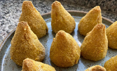 Aprenda a fazer coxinha de frango assada com massa de batata doce