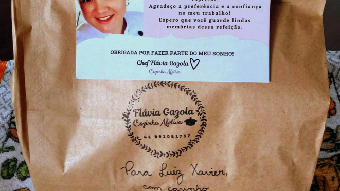 A embalagem de entrega do Kit semanal da chef Flávia Gazola. 