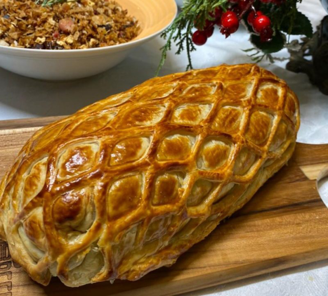 Beef Wellington com molho mostarda.