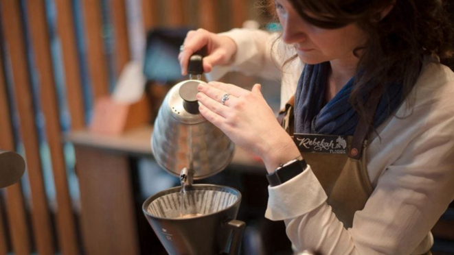 Com preparos e grãos especiais, mixatos ou puros, na xícara, o café  para muitos chineses é mais que o mais forte concorrente do chá, é a união de gerações! 