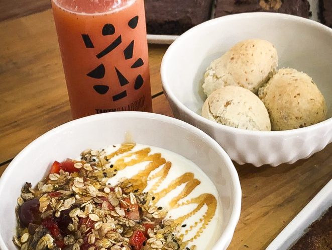 Bowl de frutas e iogurte, pão de queijo de batata doce, brownie e suco natural do café da manhã do Tasty Salad Shop. Foto: Fernanda Unruh Xavier/Tratamento: Letícia Akemi