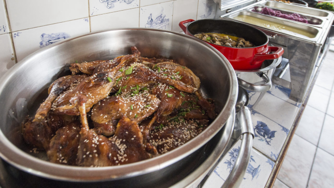 As coxas de pato no balcão do bufê, prato favorito dos clientes do Enjoy Gastronomia nas quintas-feiras. 