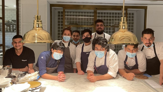 Manu Buffara ao centro, com Cláudia Krauspenhar e a equipe do restaurante Tresind Studio.