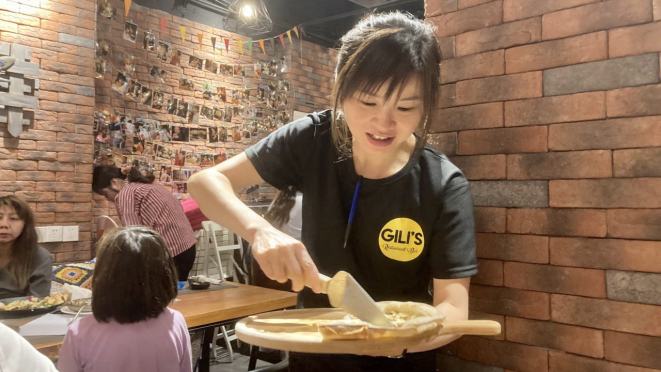 Sorriso, simpatia, empatia são engredientes especiais, toques de Chef, que nos são trazidos a mesa junto da tão sonhada pizza.