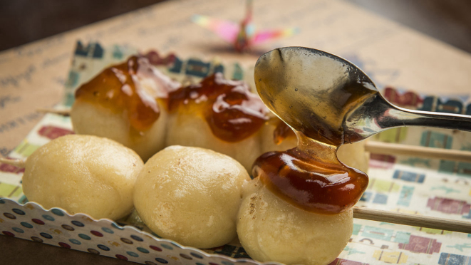 Mitarashi Dango, bolinhos que representam o Japão no kit mensal do Tortas do Mundo. 