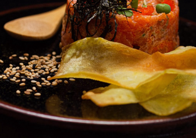 Tartar shake - Salmão picado e temperado com maionese japonesa (kewpie), pimenta tobanja e ovas de massago,servido com crocante de batatas. Somente no salão. 