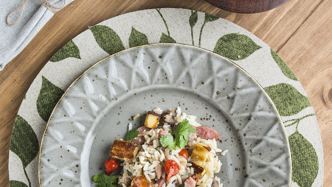 O Baião de dois, feito em uma única panela, leva arroz pronto e feijão pré-cozido. 