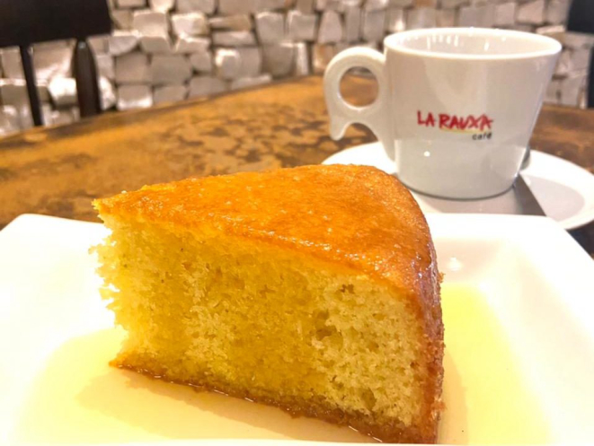 Bolo de laranja da La Rauxa é uma autêntica receita de mãe, ideal para servir com café. Foto: Divulgação