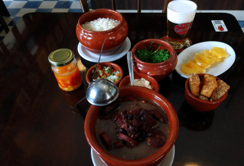 A feijoada raiz do Ao Distinto Cavalheiro. E com o prato montado à la Pedro Nava