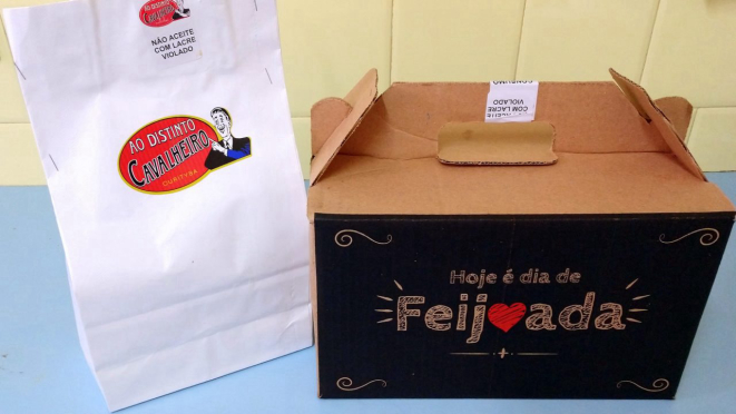 A embalagem para viagem da feijoada do Ao Distinto Cavalheiro. 