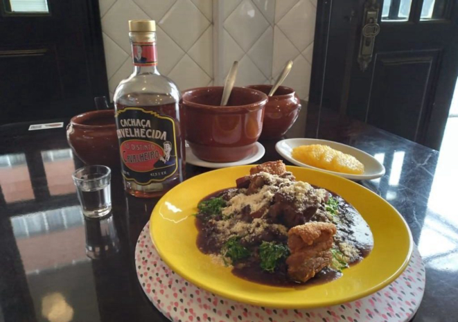 A montagem da Feijoada segundo recomendava o escritor Pedro Nava, na mesa do bar Ao Distinto Cavalheiro. 