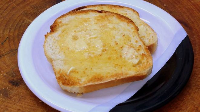 Fatia de Pão Petrópolis passada na frigideira com manteiga. Incomparável!