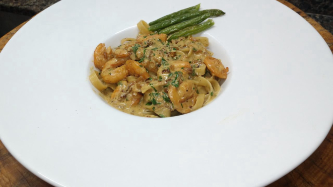 Fettuccine com camarão cremoso ao curry e vodca - prato pra fazer em menos de uma hora. 