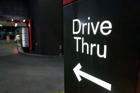 Drive thru com pagamento sem contato chega aos pequenos operadores a baixo custo