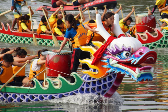 Com feriado, os chineses comemoram o Festival do Barco do Dragão, uma celebração milenar regada a competições, história e comida típica