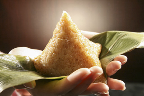 Zòngzi, o tradicional bolinho de arroz, é protagonista do Festival do Barco do Dragão