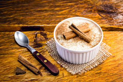 Aprenda a fazer cinco receitas de arroz doce, da clássica a versões com chocolate e brûlé