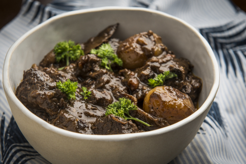 O clássico Bœuf bourguignon  é perfeito para os dias de frio. Pra fazer em casa