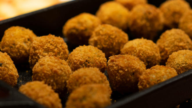 Arancini crocantes por fora e macios por dentro - exatamente como na Itália. 