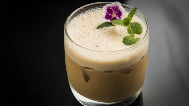 Coffranck´s (Bourbon, café Topázio, maturado em barril de amburana, calda de canela e espuma cremosa) - drinque autoral da mixologista Luana Beatriz.