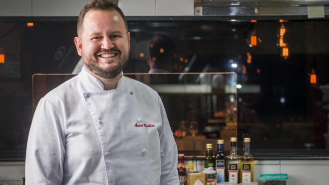 O chef André Raulino em seu novo restaurante, recém-inaugurado, o Raulino Cozinha Autoral.