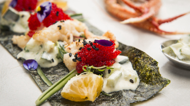 Nori tostada, maionese de lagostim, lagostim grelhados, ovas de peixe voador, pepino crocante, mexerica, óleo de gergelim e sementes de gergelim.