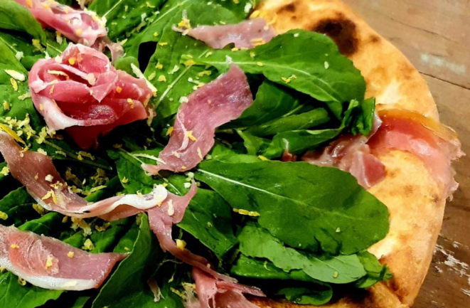 Pizza de rúcula com Parma e muçarela de búfala, outra das campeãs de pedidos. 