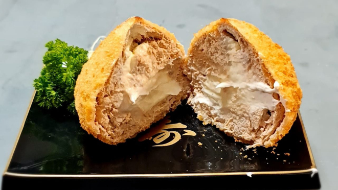 A massa da coxinha leva salmão, um pouco de tilápia para dar liga e cream cheese.