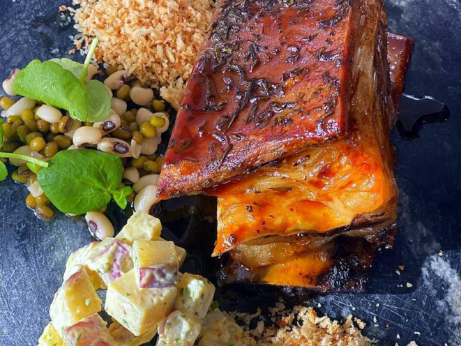 A Costela de Angus com os acompanhamentos atuais: salada de feijões com agrião, maionese de batata-doce e farofa crocante.