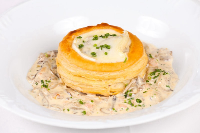 Vol-au-vent de mix de cogumelos ao molho cremoso e Brie gratinado